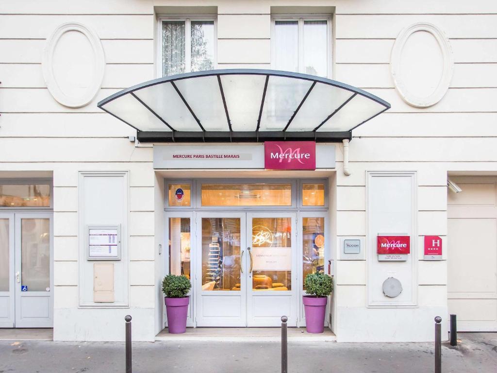 巴黎巴黎巴士底玛莱斯美居酒店的前面有紫色锅的商店