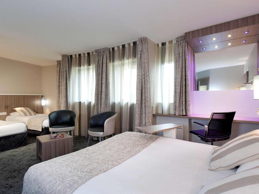 鲁贝勒斯默伦宜必思尚品酒店的酒店客房,配有两张床和两把椅子