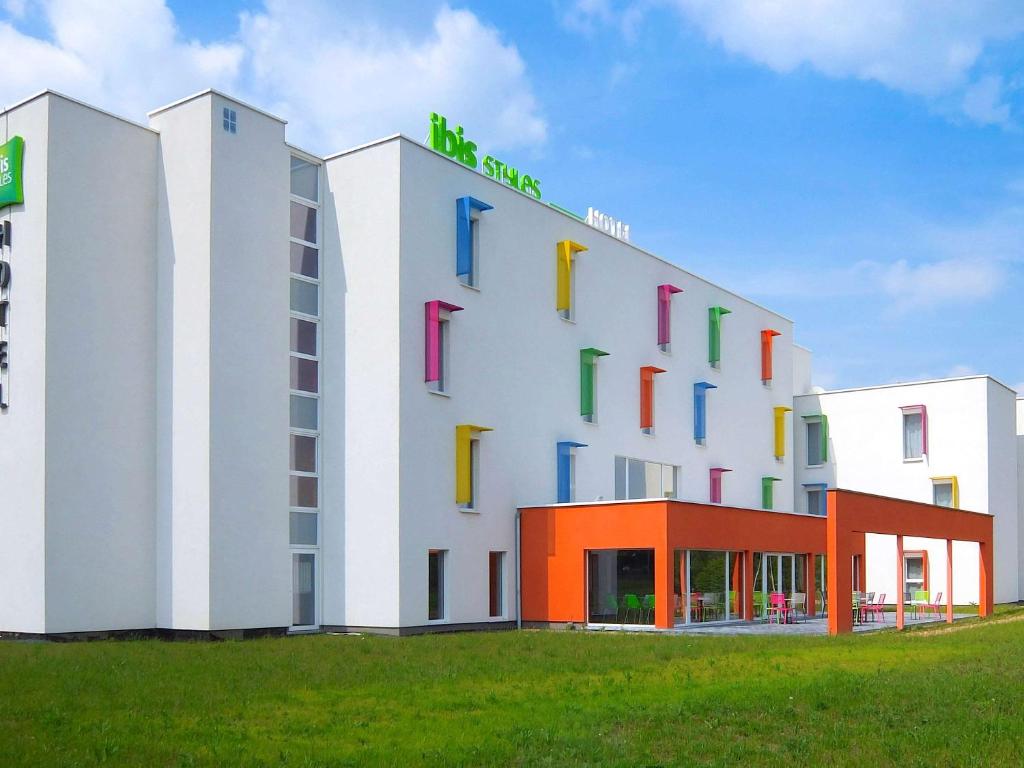 尼韦勒尼韦尔宜必思尚品酒店的酒店建筑拥有色彩缤纷的窗户