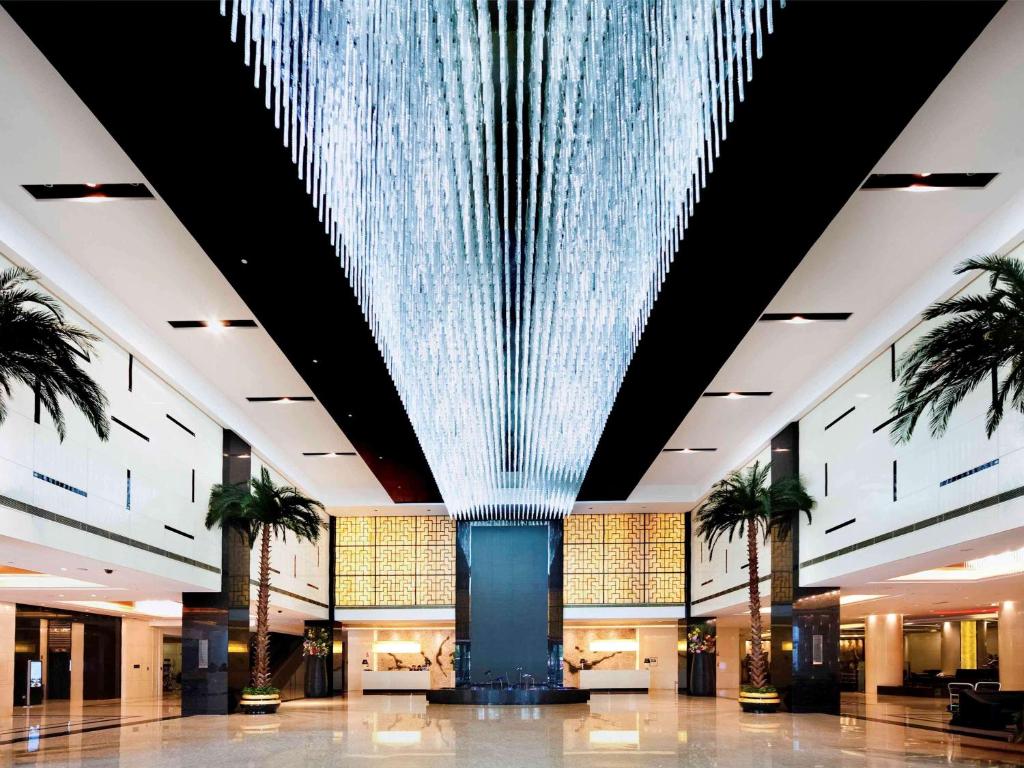 贵阳贵阳铂尔曼大酒店的大型大堂设有吊灯,挂在天花板上