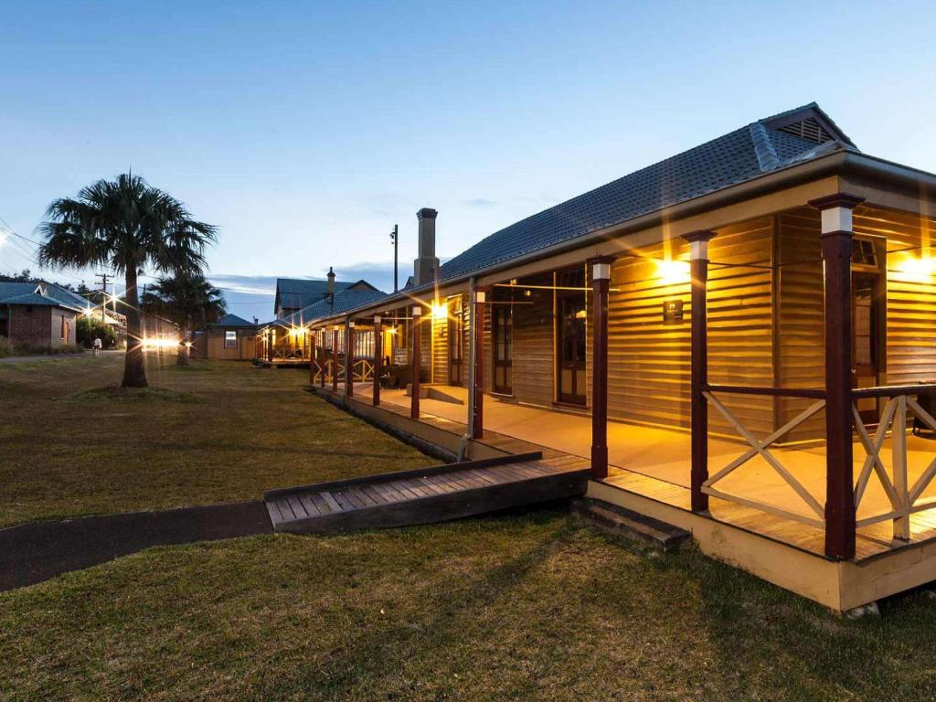 悉尼Q车站酒店的小木屋的一侧设有灯