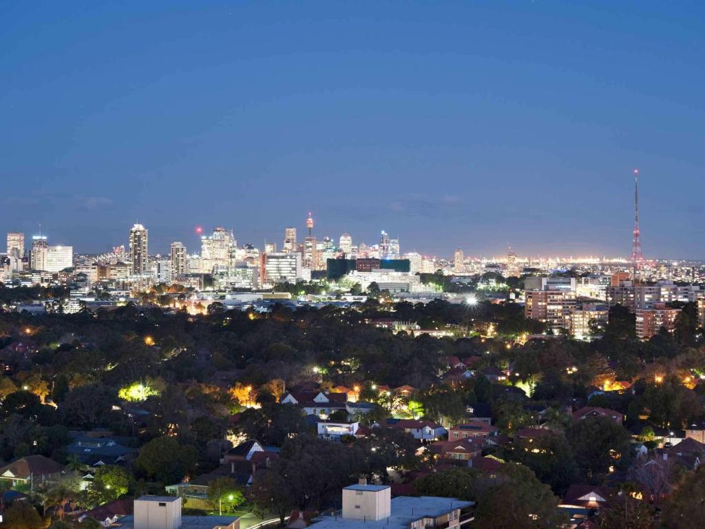 悉尼悉尼查茨伍德赛贝尔酒店的享有城市天际线的美景。