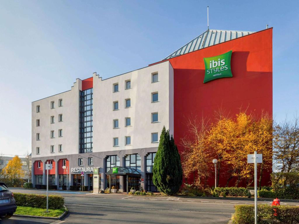 马尔康巴勒尔Ibis Styles Lille Marcq En Baroeul的建筑的侧面有公共汽车标志