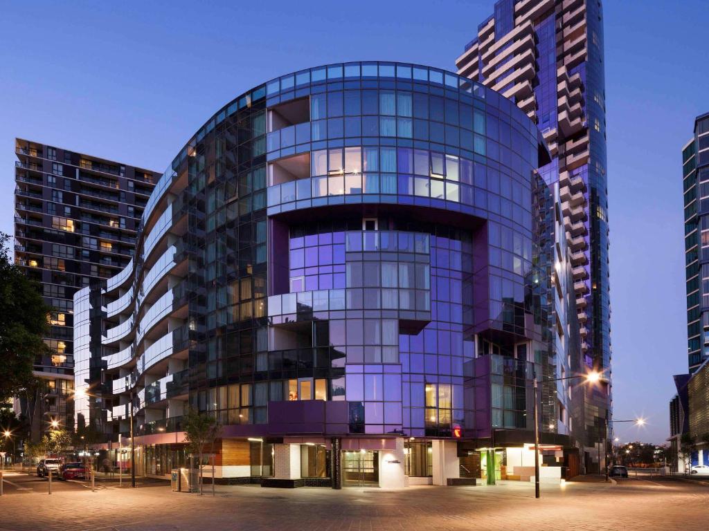 墨尔本The Sebel Melbourne Docklands Hotel的一座城市的玻璃建筑