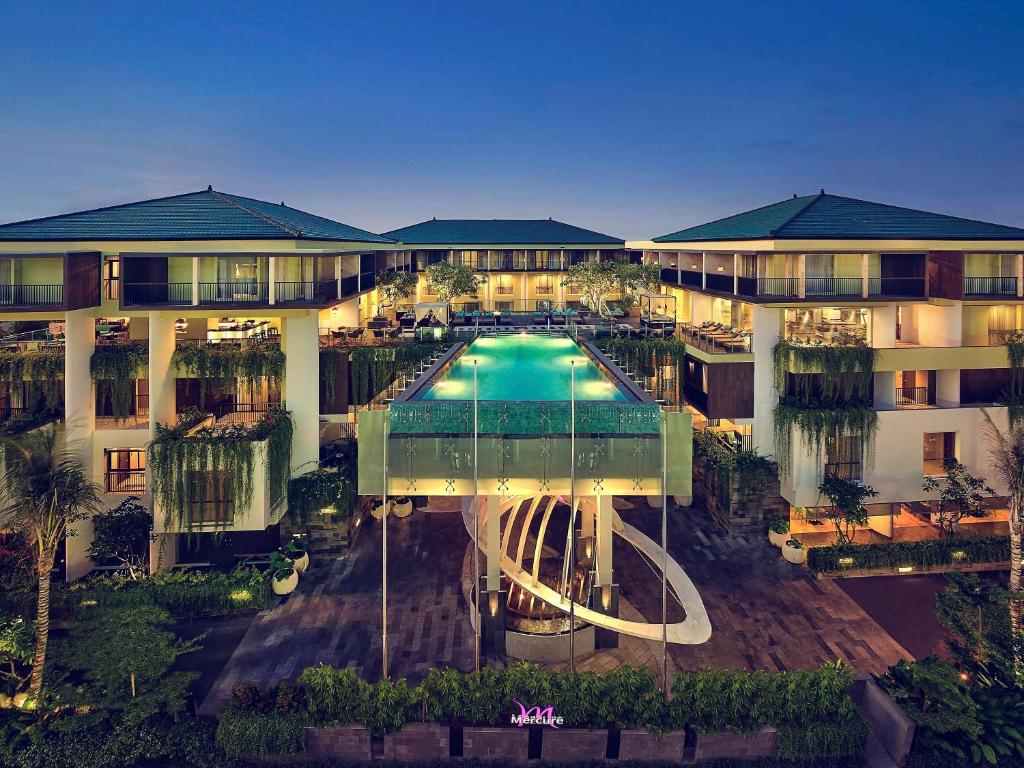 勒吉安巴厘勒吉安美居酒店的享有酒店空中美景,设有游泳池