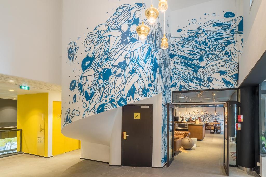 Apparthotel Le Hüb Grenoble的电视和&#47;或娱乐中心