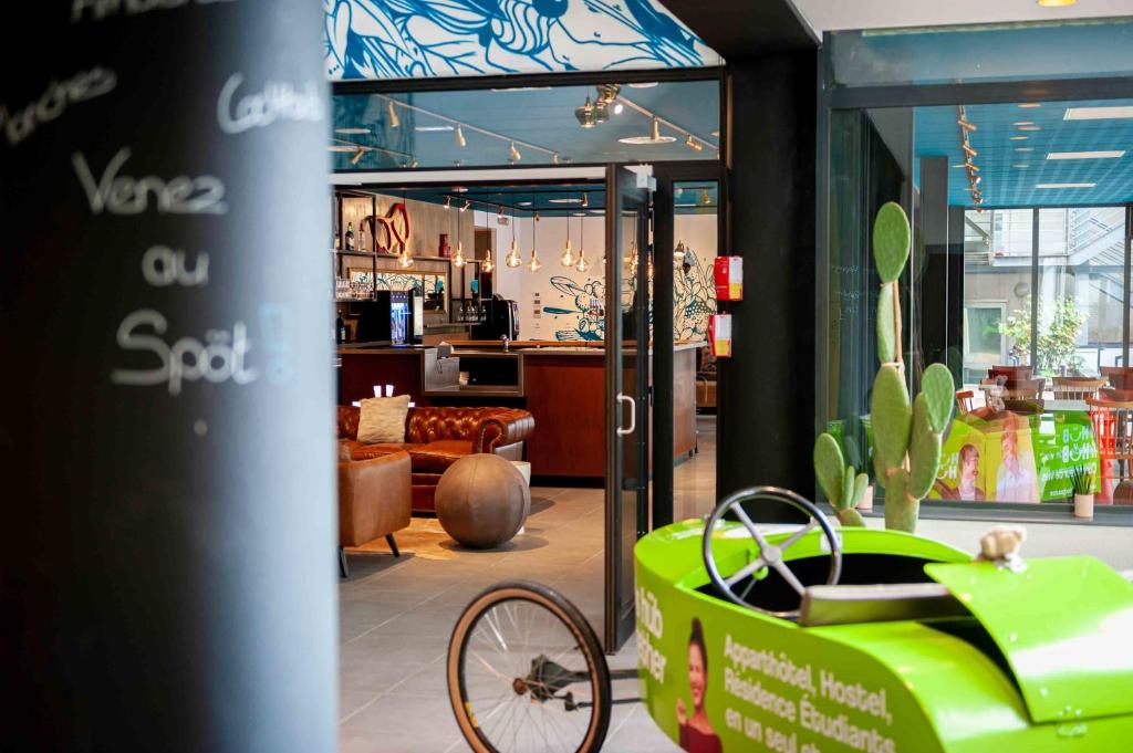 Apparthotel Le Hüb Grenoble餐厅或其他用餐的地方