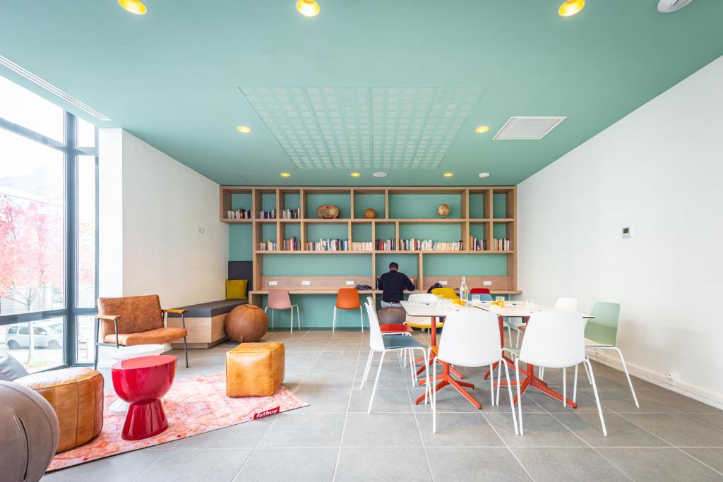 Apparthotel Le Hüb Grenoble的休息区