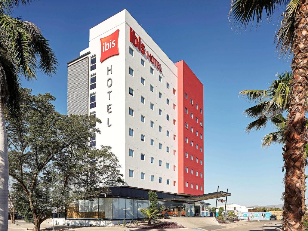 库利亚坎库利亚坎宜必思酒店的拥有红白色建筑的酒店