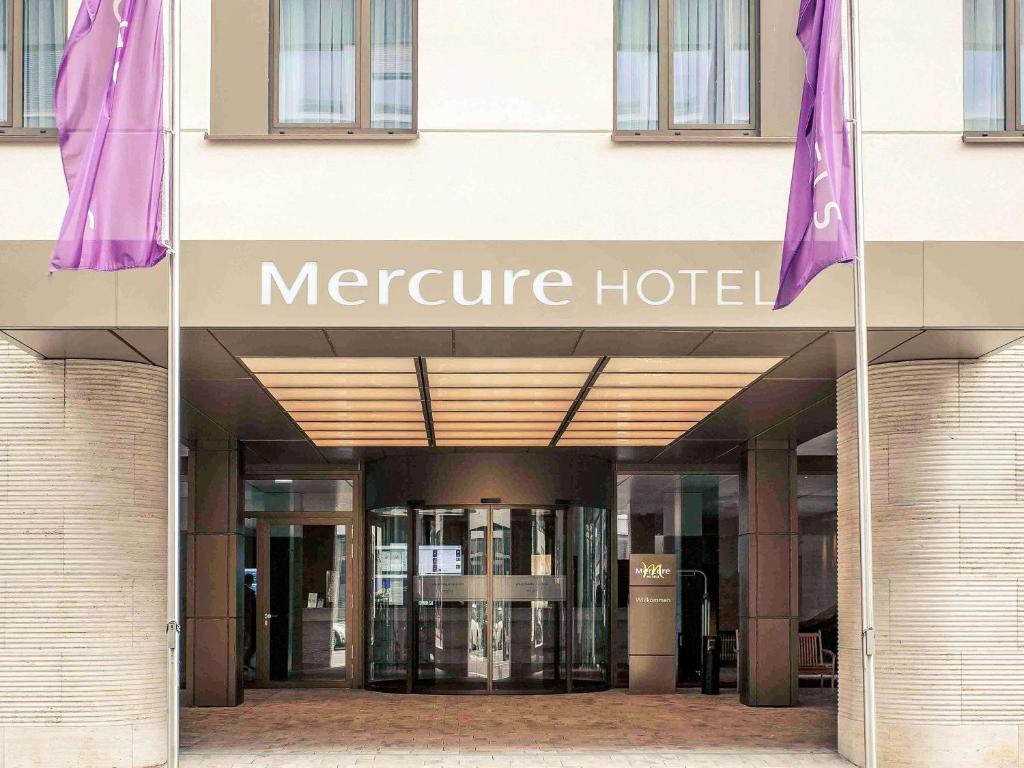 威斯巴登威斯巴登市美居酒店的大楼前的美化酒店标志