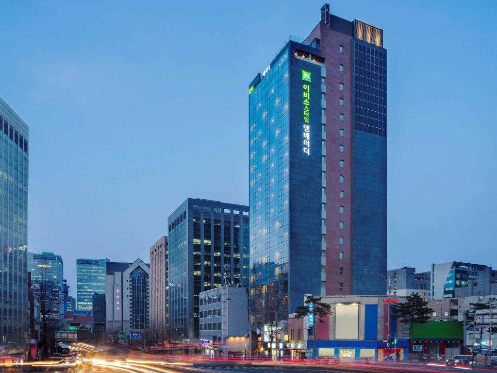 首尔ibis Styles Ambassador Seoul Myeong-dong的夜晚在城市的高楼