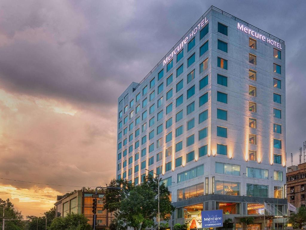 海得拉巴Mercure Hyderabad KCP Banjara Hills, An Accor Hotel的建筑的侧面有标志