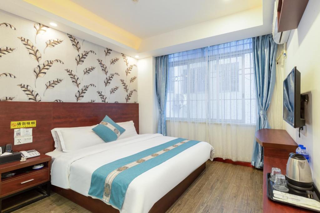 广州逸米酒店（广州国际会展中心广州塔店）的一间卧室设有一张大床和一个窗户。