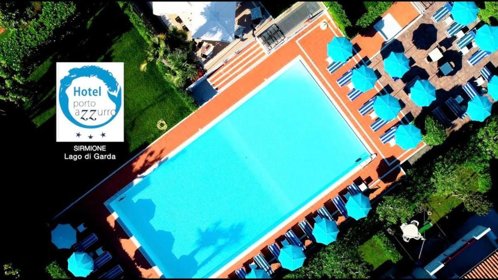 西尔米奥奈波尔图阿祖罗酒店的享有带蓝色椅子的游泳池的顶部景致