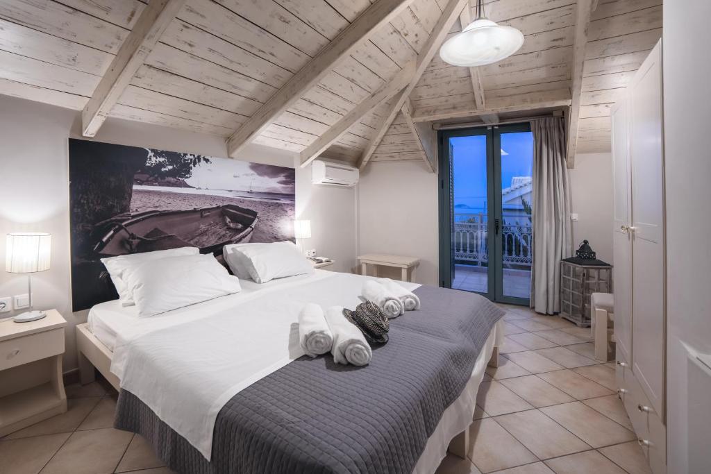 拉加纳斯Pierros Hotel的一间卧室配有一张大床和毛巾