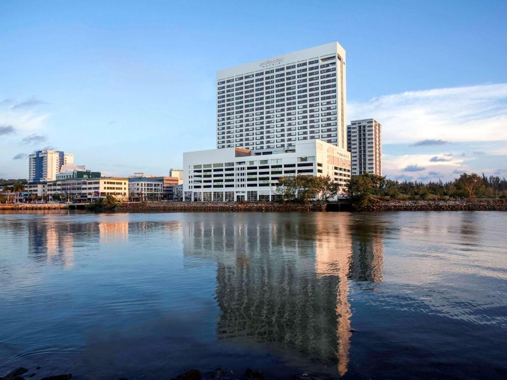 米里普尔曼美里海滨酒店的城市天际线,有大建筑和河流