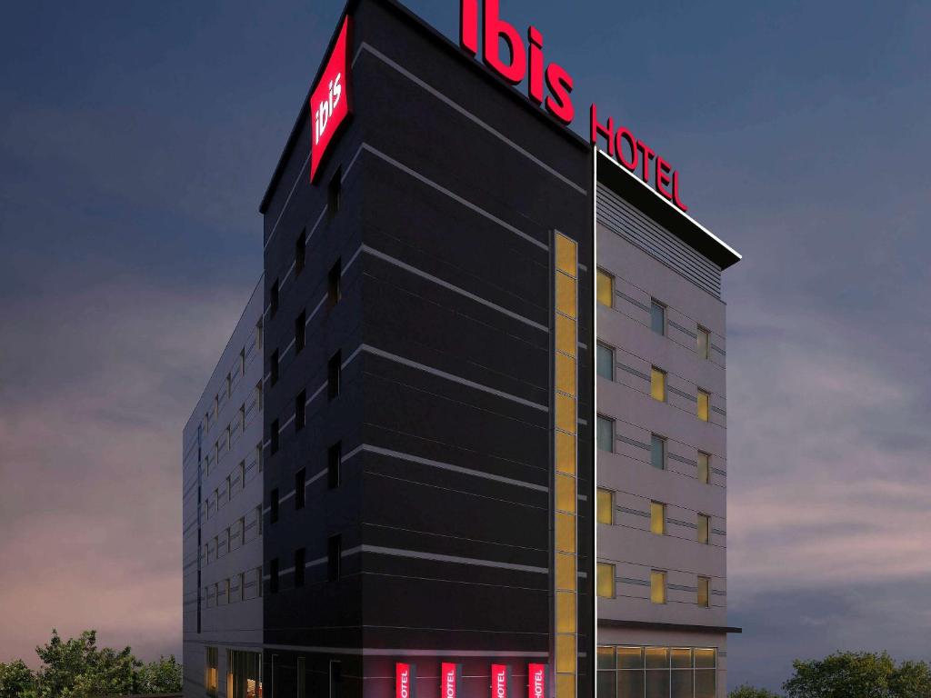 科钦ibis Kochi City Centre - An Accor Brand的上面有酒店标志的建筑