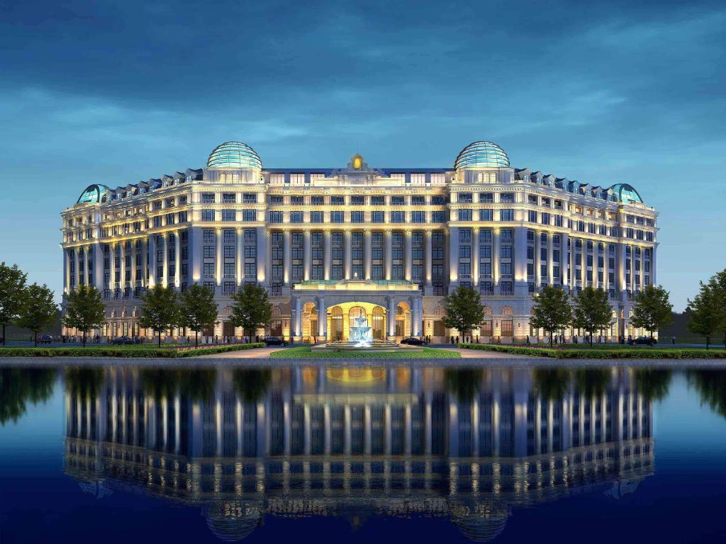 上海上海虹桥新华联索菲特大酒店的一座倒映在水中的大建筑