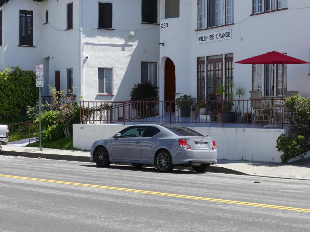 洛杉矶威尔希尔桔子酒店的停在街道边的银色汽车