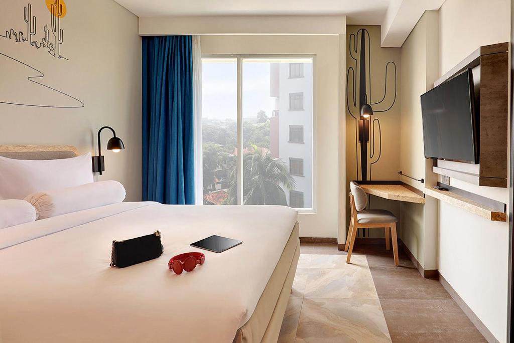 雅加达ibis Styles Jakarta Simatupang的酒店客房设有床和窗户。