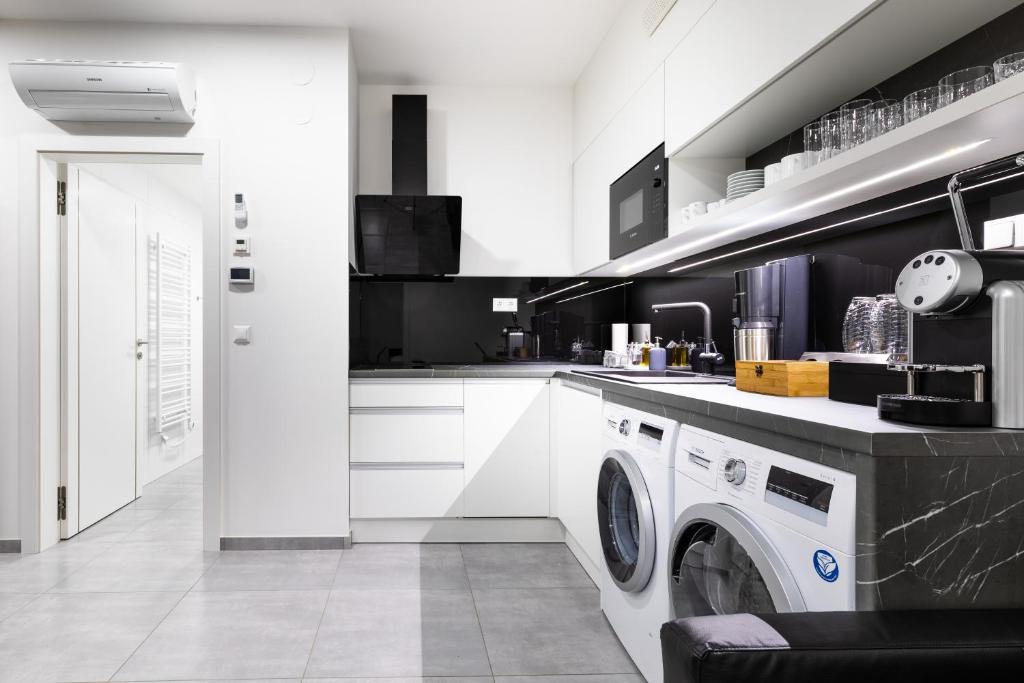 维也纳Gabriel´s Apartments的白色的厨房配有洗衣机