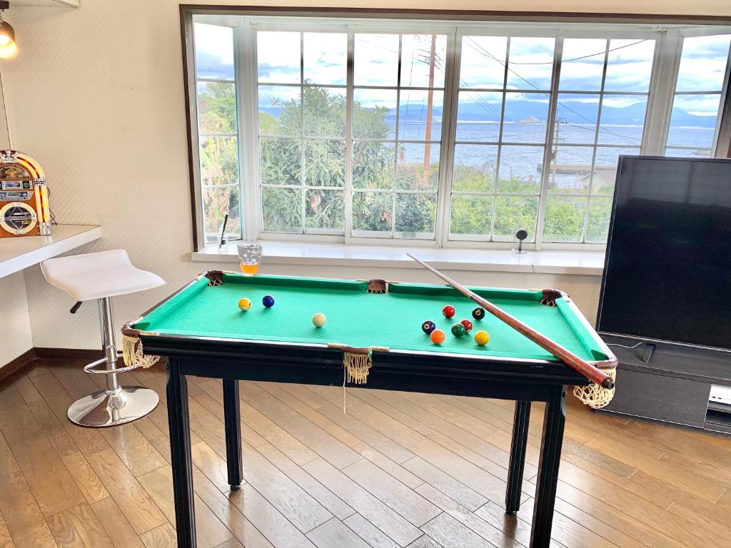 鹿儿岛GANADAN Cottage的客厅设有台球桌和电视。