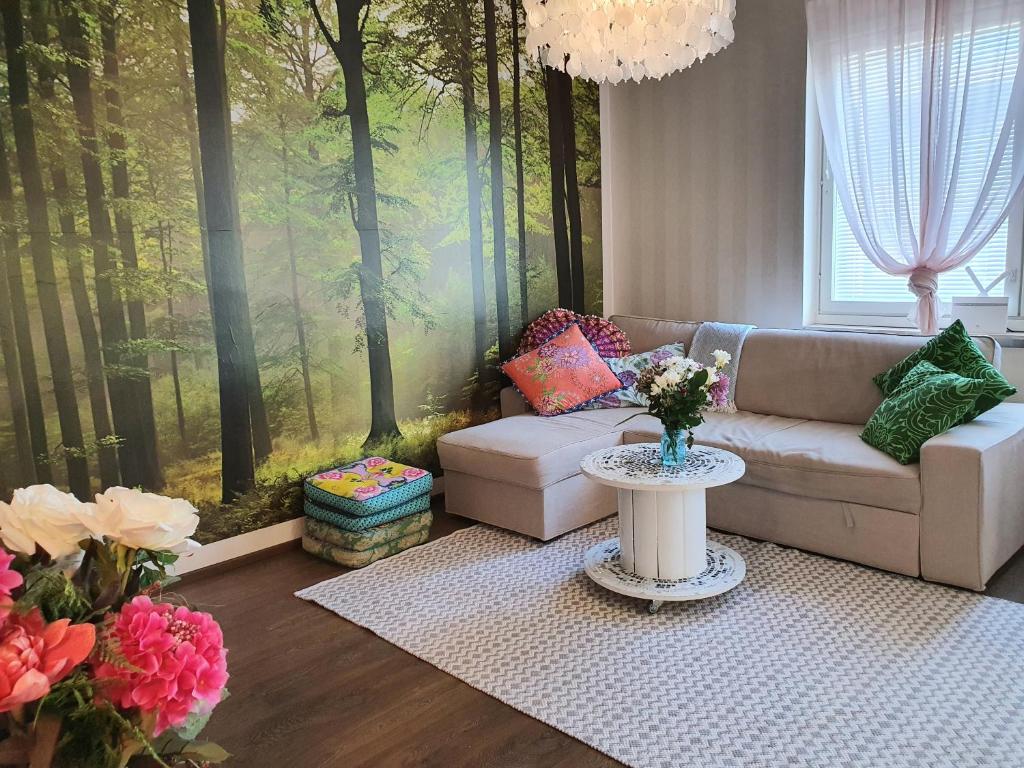 波里Tina's Place的客厅配有沙发和鲜花桌