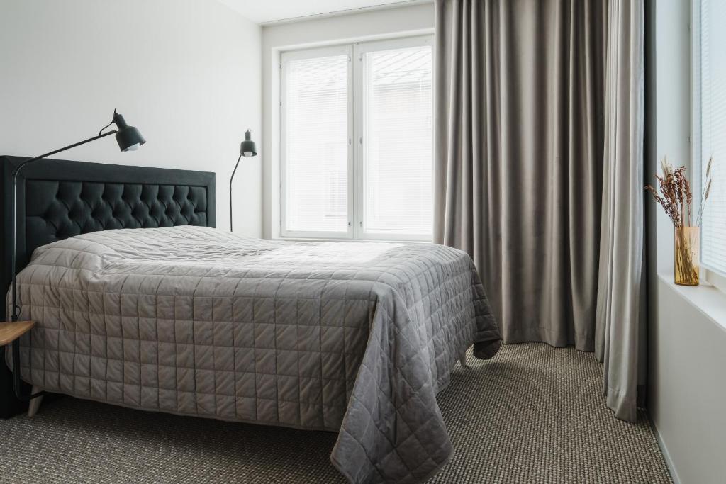 纳坦利Luxury Apartment Hovi的一间卧室设有一张床和一个窗口