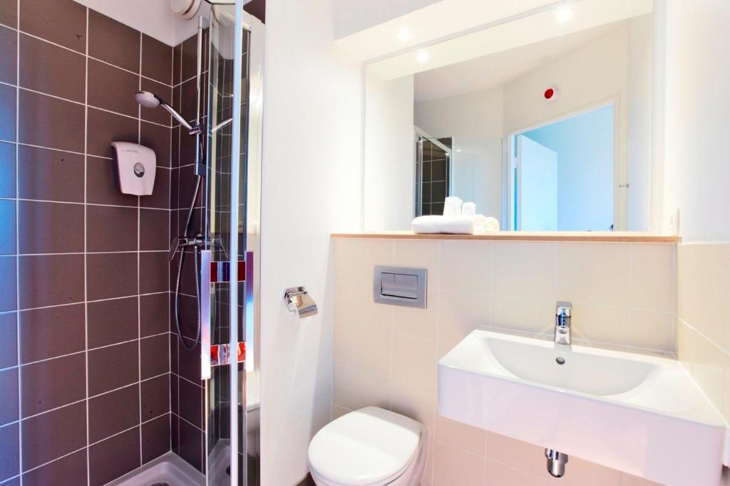 凯恩普林米尔克拉希凯恩诺德纪念酒店的一间带水槽、卫生间和镜子的浴室