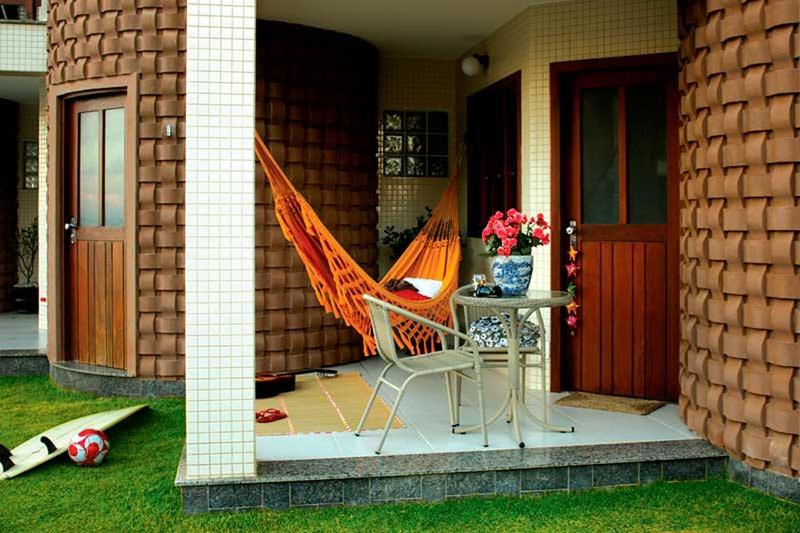 劳鲁-迪弗雷塔斯Pousada Restinga Apart Service- Aeroporto的房屋内带椅子和桌子的庭院