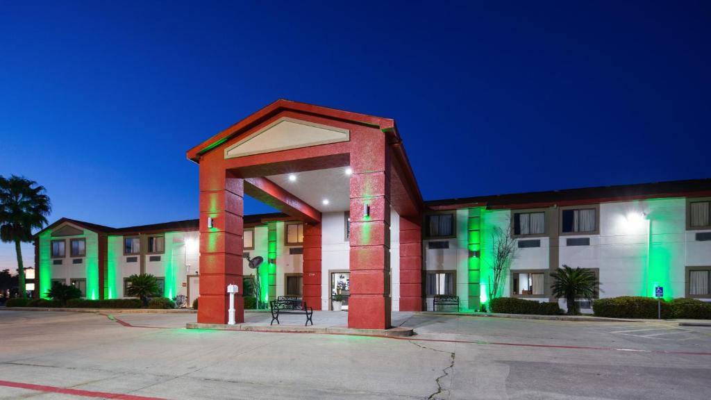 橙县最佳德克萨斯汽车旅馆及套房的建筑前方有绿灯