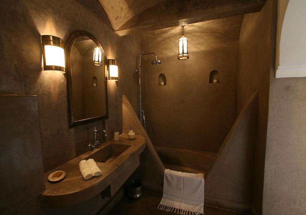 马拉喀什达尔贝加住宿加早餐旅馆的一间带水槽和镜子的浴室