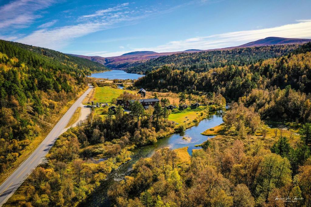 EndenRondane River Lodge - Rondane Gjestegård的河流和道路的空中景观