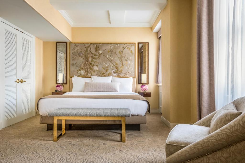 芝加哥芝加哥沃里克阿勒顿酒店的酒店客房,配有床和沙发