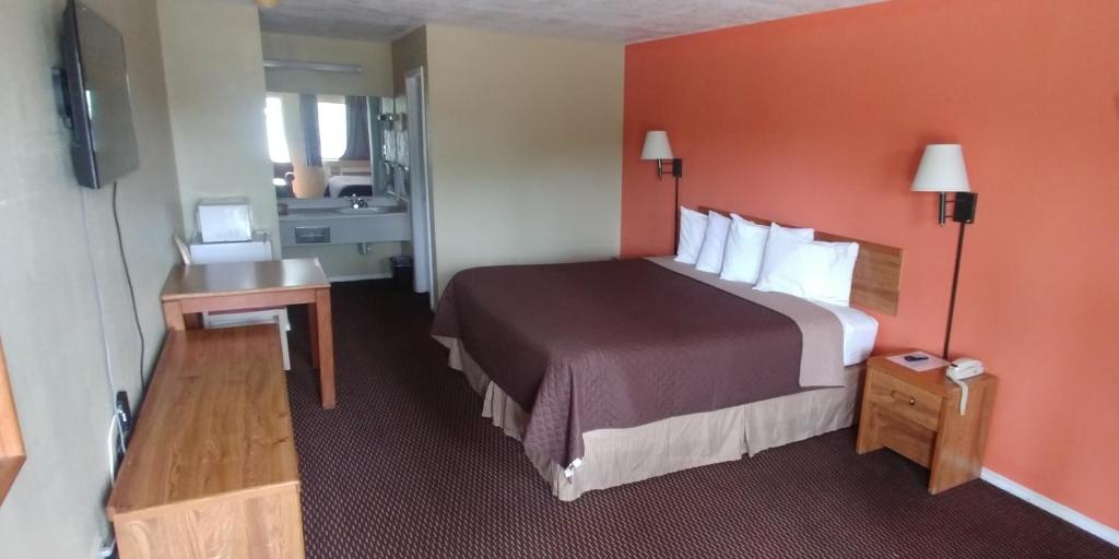 圣安东尼奥米申旅馆的酒店客房设有一张大床和一台电视。
