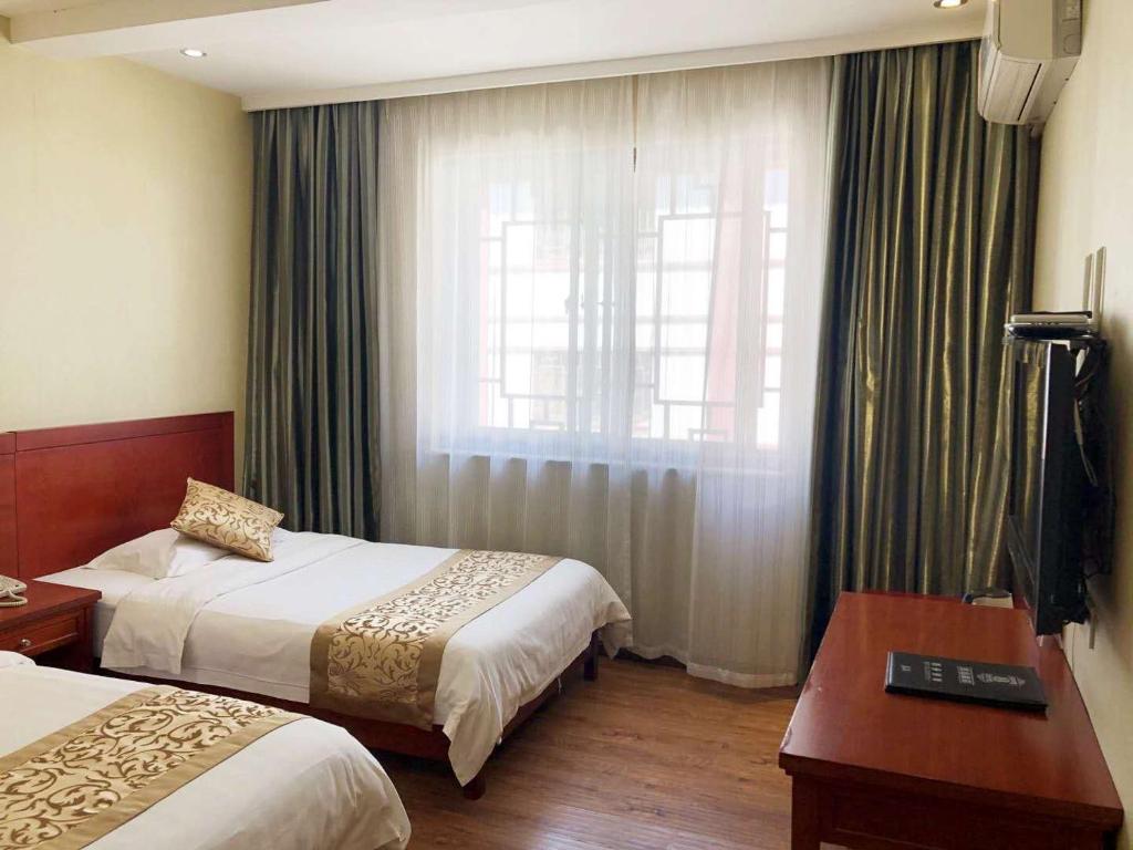 速8酒店敦煌风情城店客房内的一张或多张床位