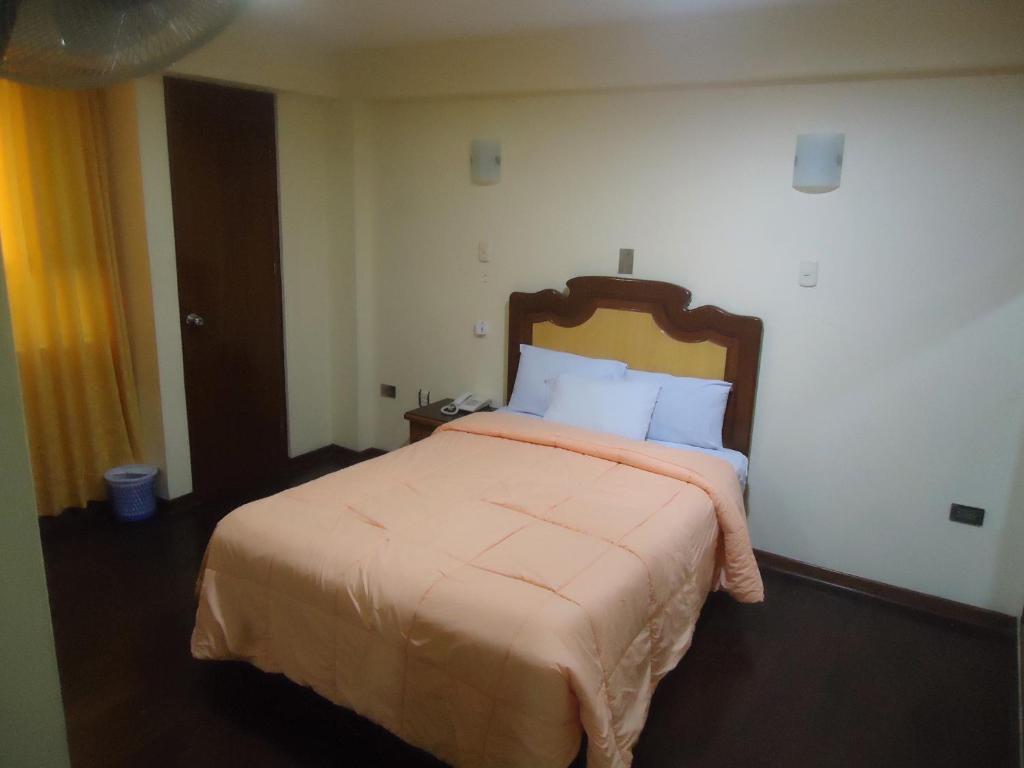 利马泛美酒店 的一间卧室,卧室内配有一张大床