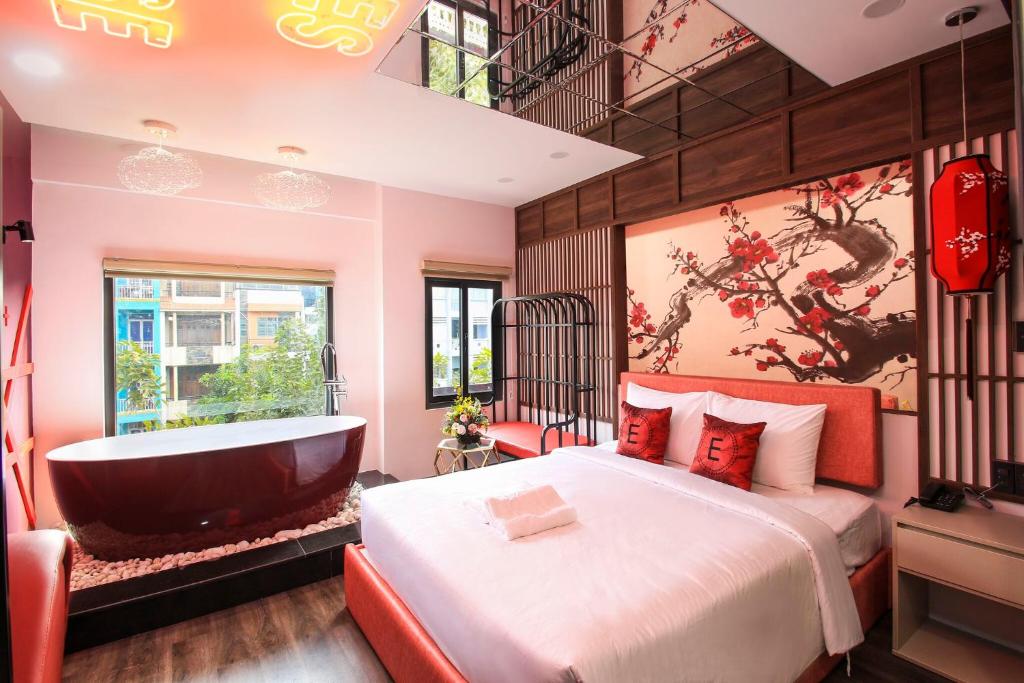 胡志明市EROS Hotel - Love Hotel的一间带浴缸、床和浴室的卧室
