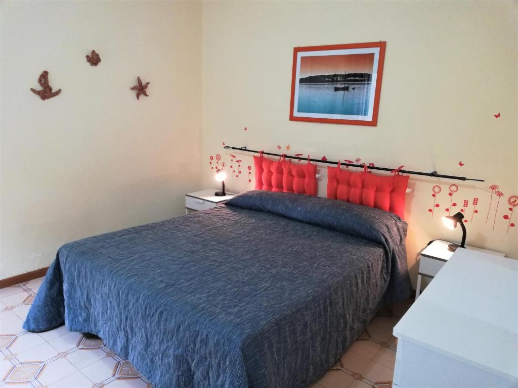 托雷拉皮罗唐阿方索公寓的一间卧室配有红色枕头的床