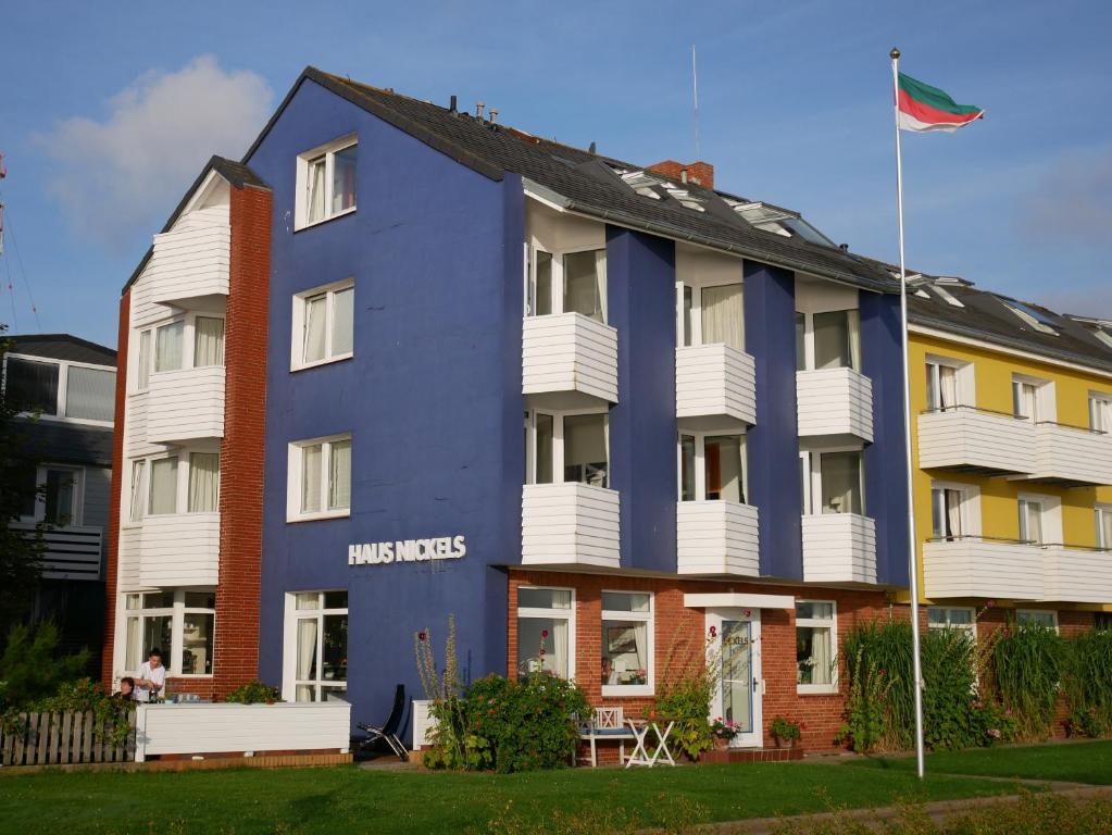 黑尔戈兰岛尼克尔斯公寓的一座色彩缤纷的建筑,前面有一面旗帜