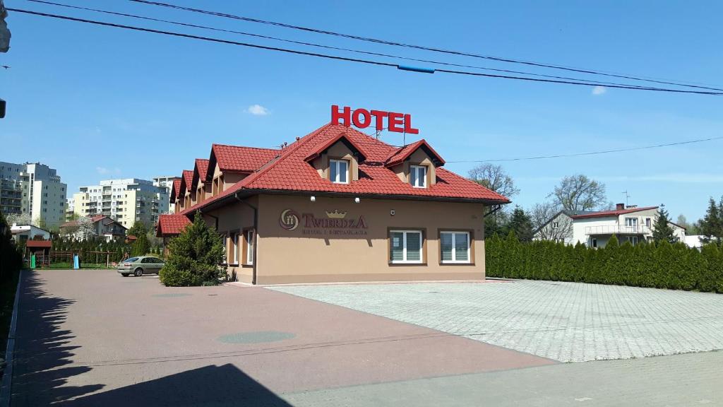 热舒夫Hotel TWIERDZA的街上有红色屋顶的酒店