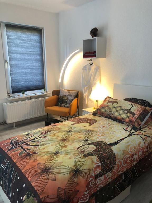 汉诺威Maggies-Apartment-Hannover的卧室配有床、椅子和窗户。