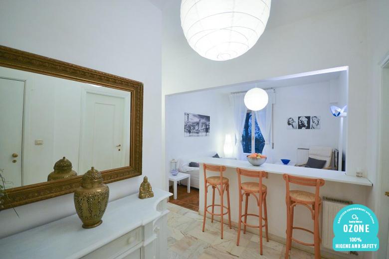 圣玛格丽塔-利古雷Holiday Home Santa Margherita Ligure的客厅配有镜子和带凳子的台面