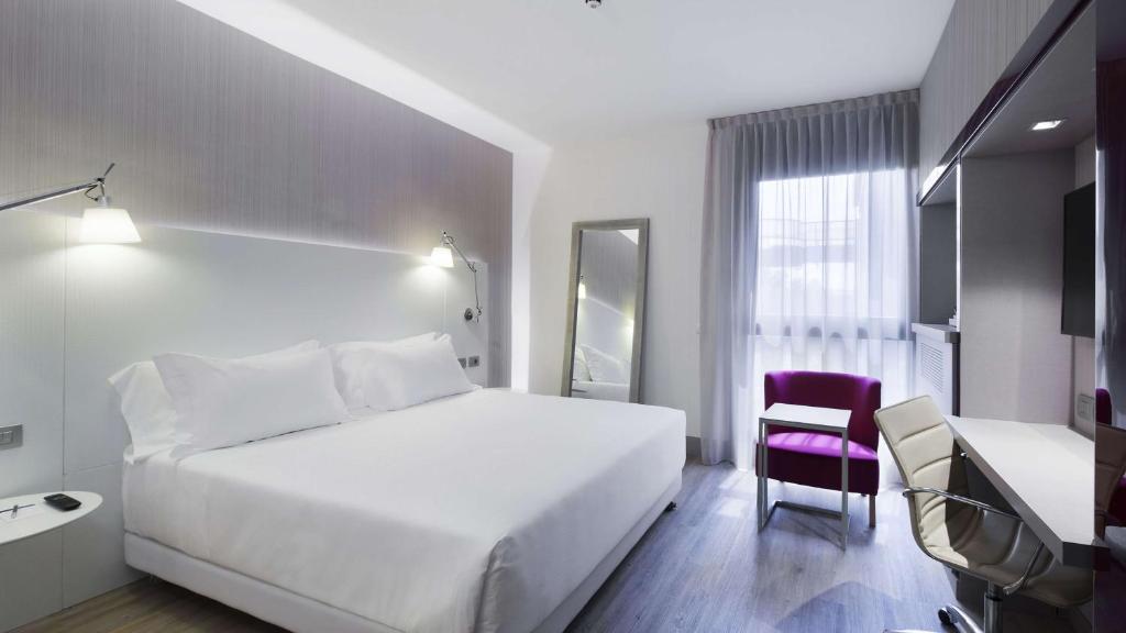 阿萨哥NH米兰会议中心酒店的酒店客房配有白色的床和紫色椅子