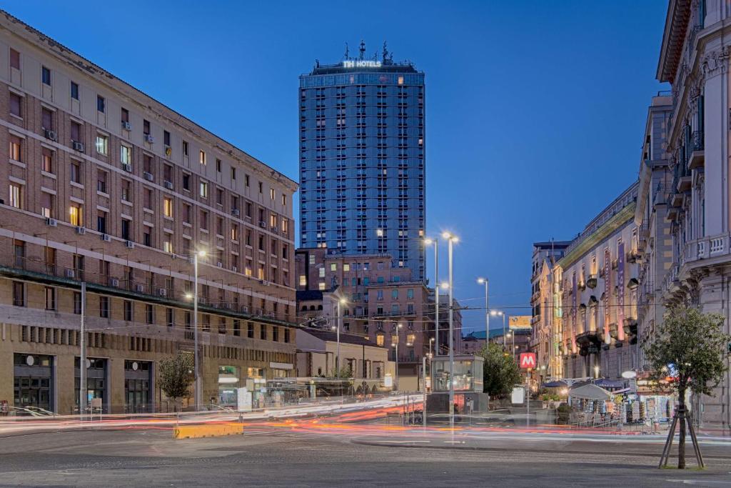 那不勒斯NH Napoli Panorama的夜幕,建筑和街灯