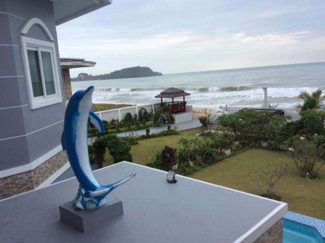 锡春Briya Beachfront Residence的 ⁇ 在房子顶上的蓝色鱼雕像