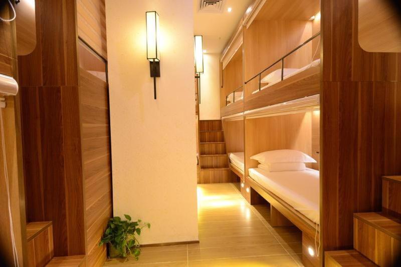 深圳博山公寓的带两张双层床的客房和走廊