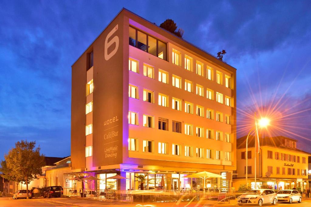 克罗伊茨林根六号酒店 的一座高大的建筑,上面有紫色的光线