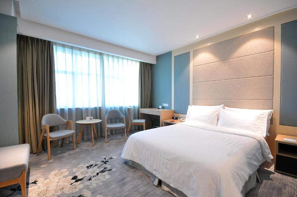 上海上海古北湾大酒店的酒店客房带一张床、一张桌子和椅子