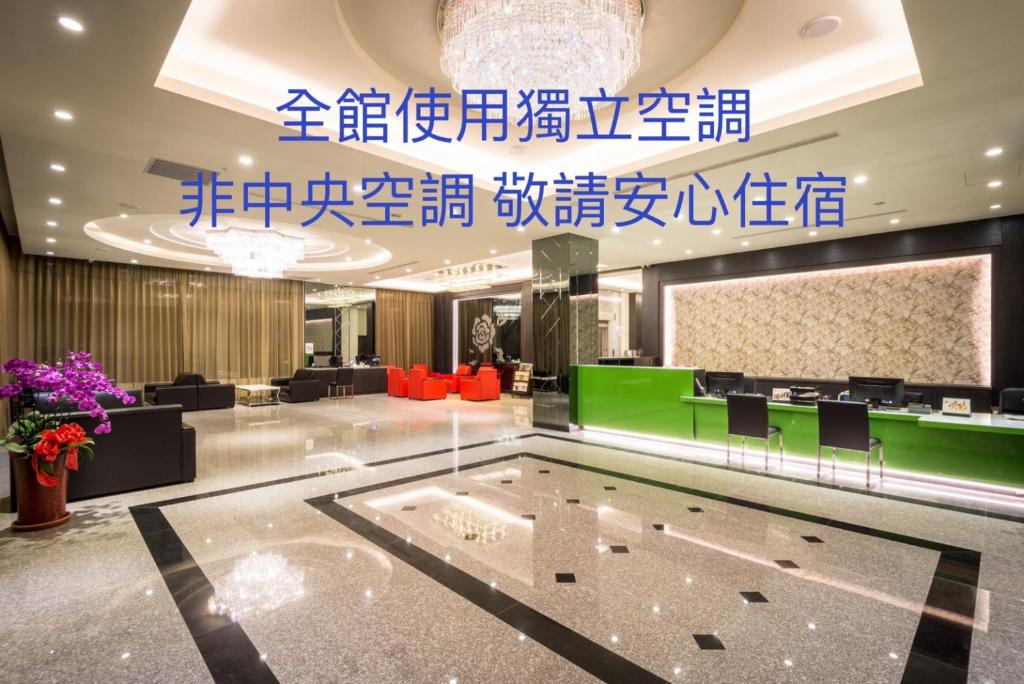 Xiluo米都商务饭店的酒店大堂,有玻璃地板